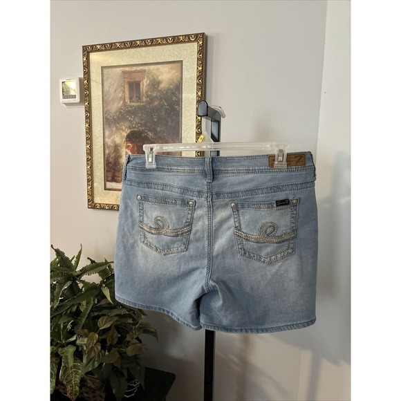 Authentic SEVEN 7 Women’s Shorts Size 14 Distressed Pocket Inseam 6” Mid-Rise - Picture 3 of 10